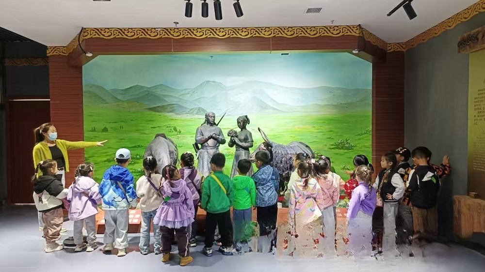 趣探博物馆 幼享文化韵——内蒙古自治区赤峰市翁牛特旗乌丹蒙古族幼儿园关工委开展铸牢中华民族共同体意识实践活动