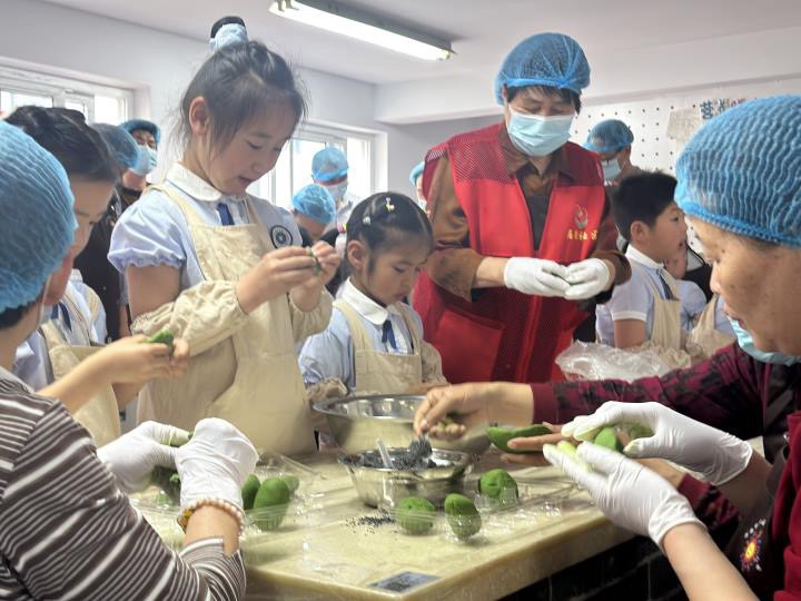 浙江省宁波市奉化区锦屏街道居敬社区关工委开展多彩民俗体验立夏节活动