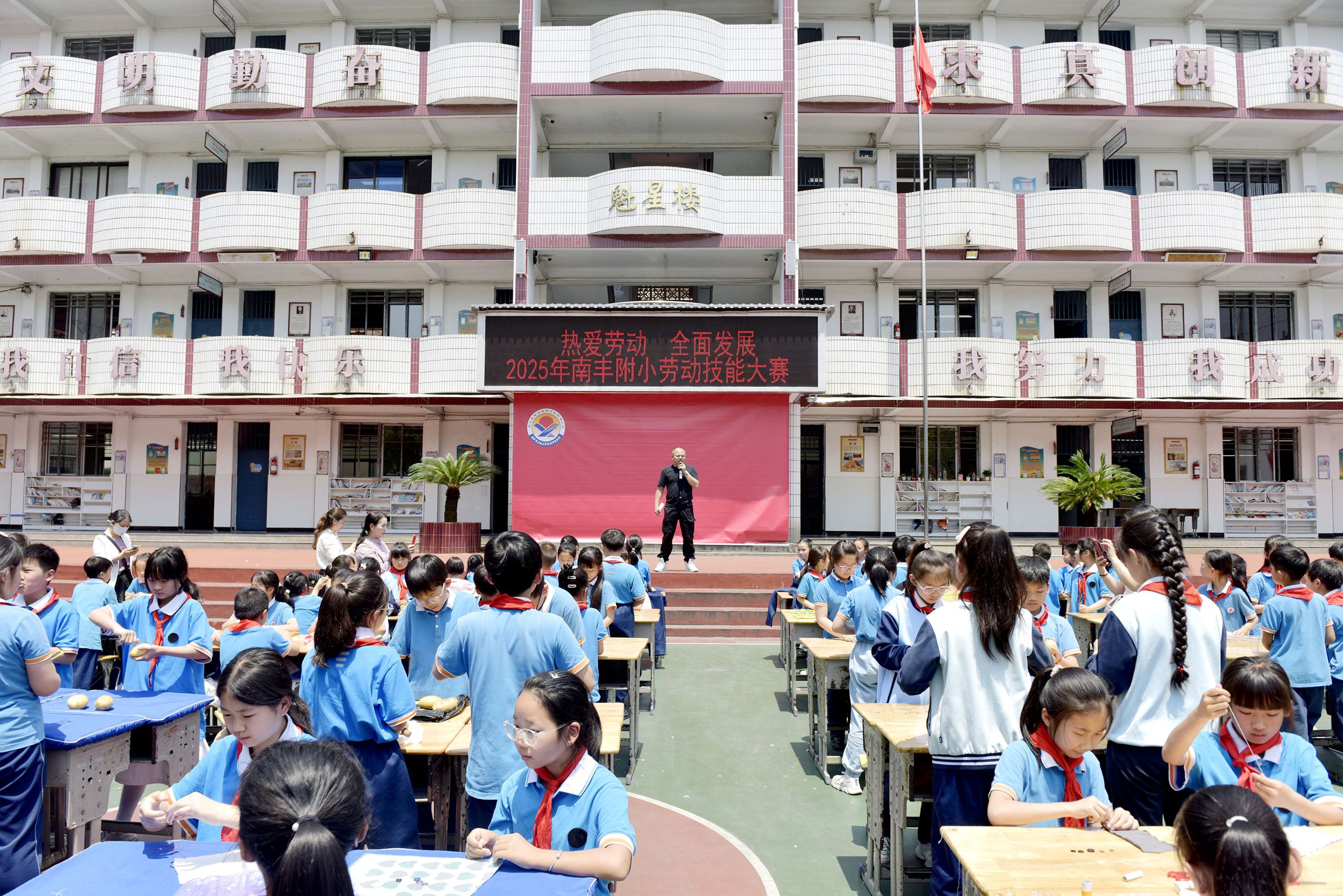 江西省抚州市南丰县教师进修学校附属小学关工委举办庆“五一”劳动技能展示