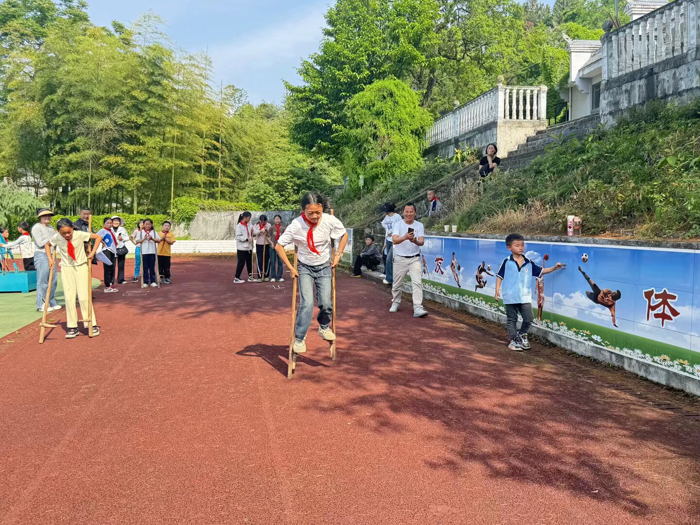 湖南省湘西州古丈县红石林镇中心完小关工委举办第十届民族民间体育运动会