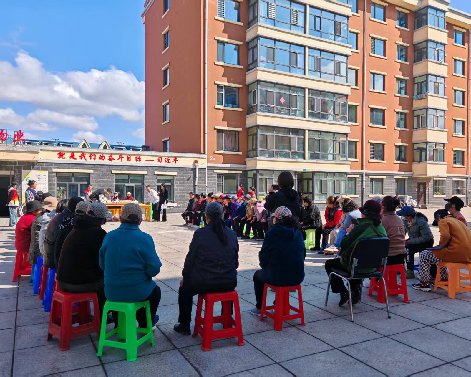 黑龙江省牡丹江市绥芬河市阜宁镇建西社区关工委开展“我和春天有个约会”庆五一趣味运动会