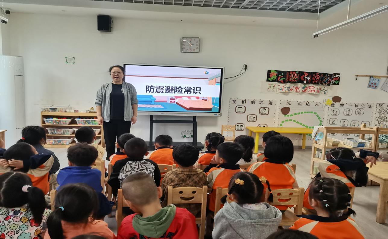 临“震”不乱   安全“童”行——贵州省福泉市第四幼儿园关工委组织开展地震紧急疏散演练活动