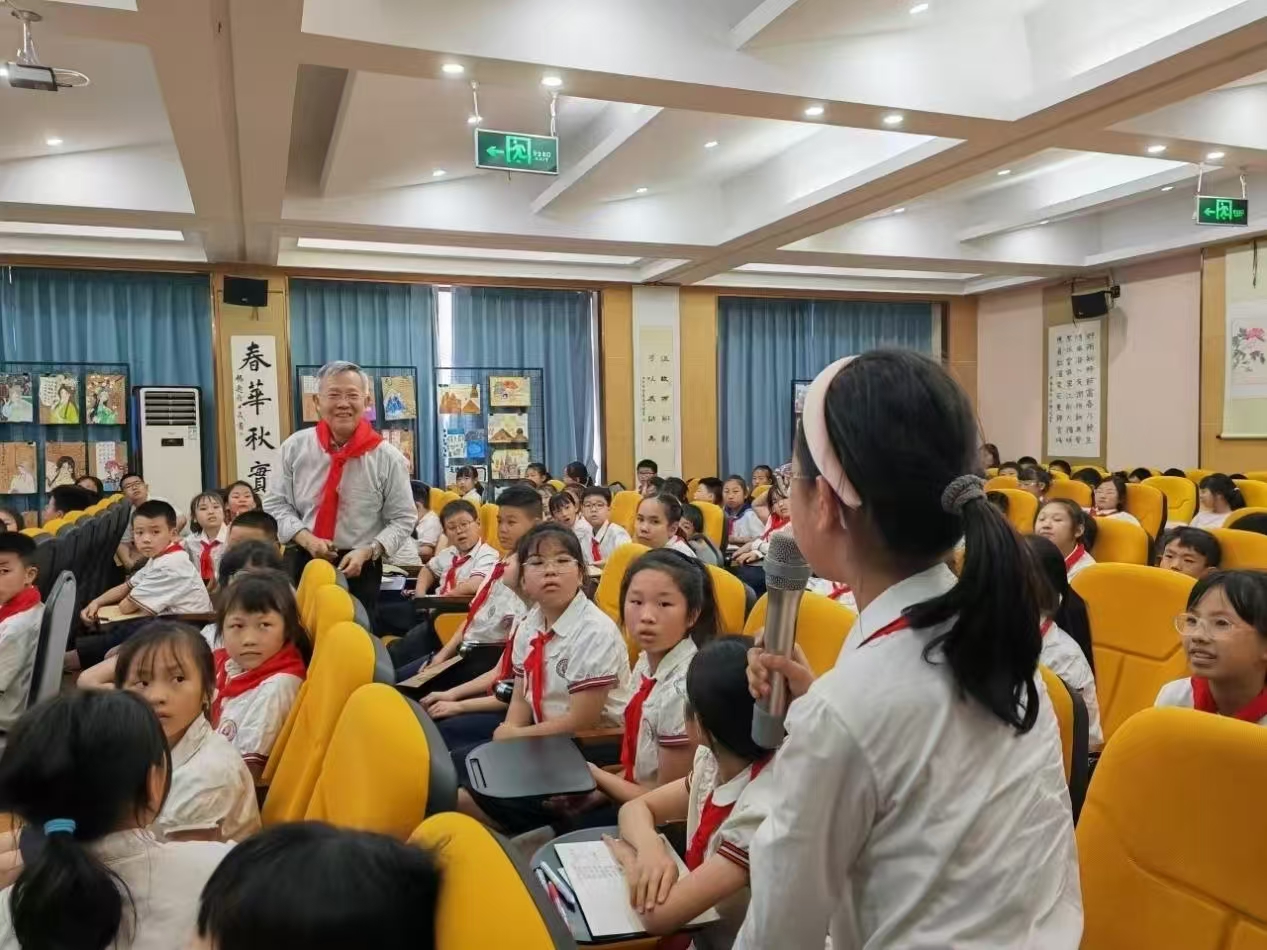 四川省成都市五块石小学关工委举办《航天器飞行控制解密》专题讲座