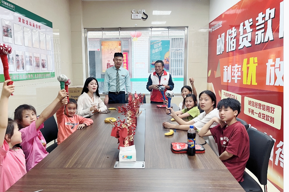安徽省阜阳市阜南县于集乡关工委联合于集邮政支局开展“传承非遗·巧制艾草锤”主题活动