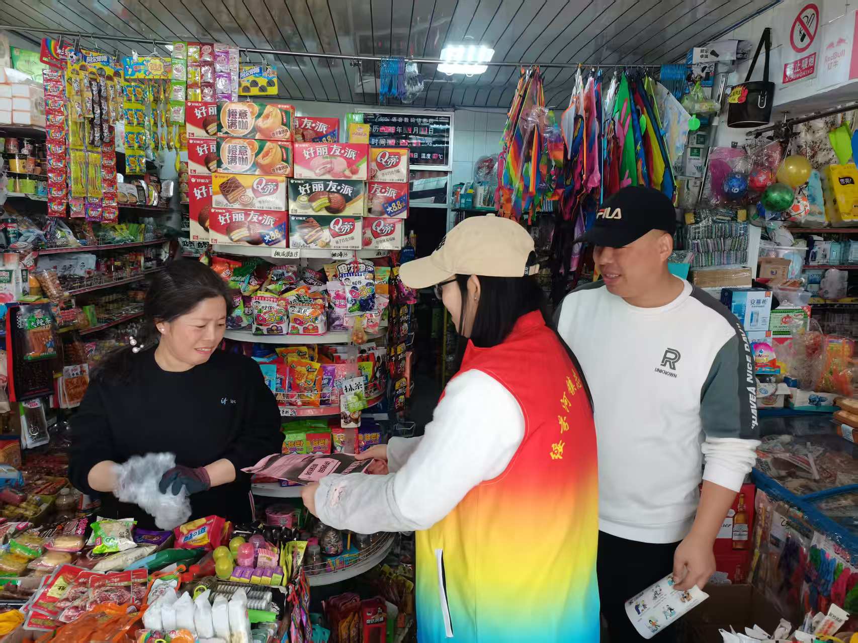 黑龙江省牡丹江市绥芬河市北海社区关工委开展“诚信推广进大厅 正能传递启新篇”主题宣传活动