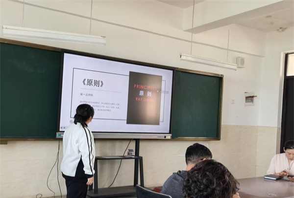 江苏省徐州市铜山区汉王镇刘庄小学关工委举行教师读书分享活动