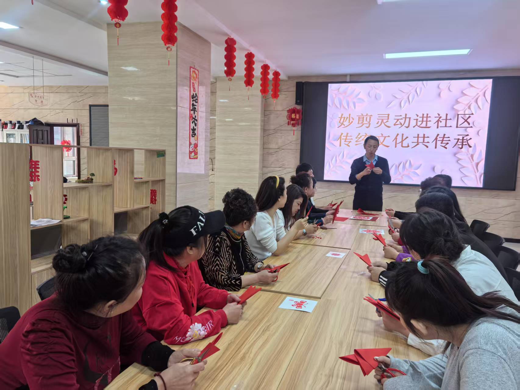 黑龙江省牡丹江市绥芬河市绥芬河镇绥兴社区关工委开展“妙剪灵动进社区  传统文化共传承”主题活动