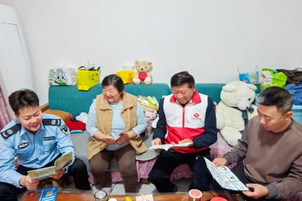 安徽省阜阳市阜南县于集乡关工委联合司法所开展“法治宣传进家庭〞主题教育活动