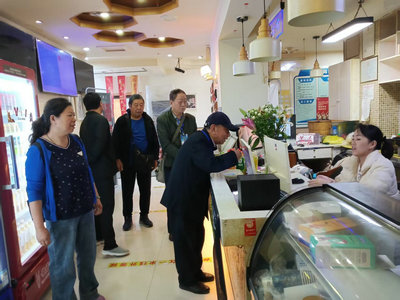 贵州省贵阳市乌当区“五老”网吧监督员开展网吧巡查