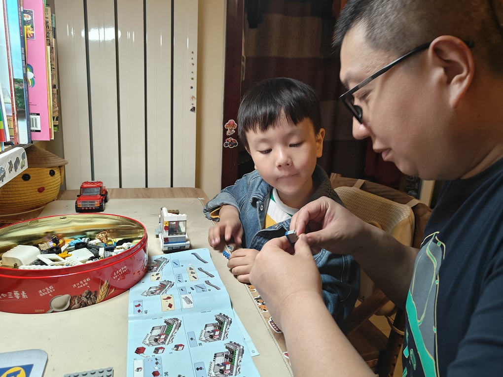徐州经济技术开发区徐庄镇徐庄村关工委组织开展“有趣的乐高”亲子手工制作活动