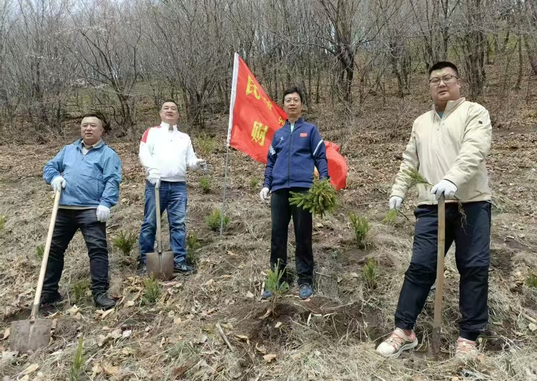 黑龙江省牡丹江市绥芬河市民建财贸支部关工小组开展“补植春光”植树志愿活动