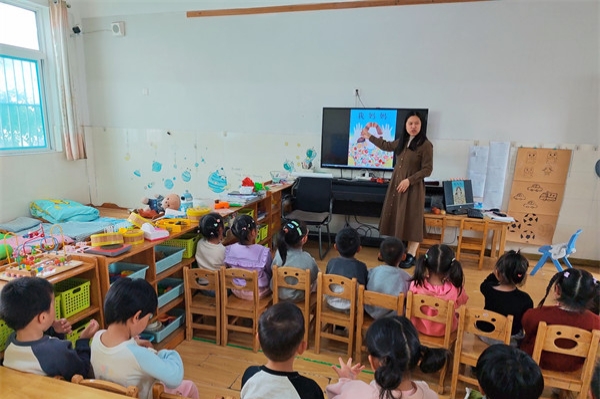 童心暖五月，感恩母亲节——江苏省徐州市铜山区汉王镇北望幼儿园关工委开展“爱的礼物”主题教育活动