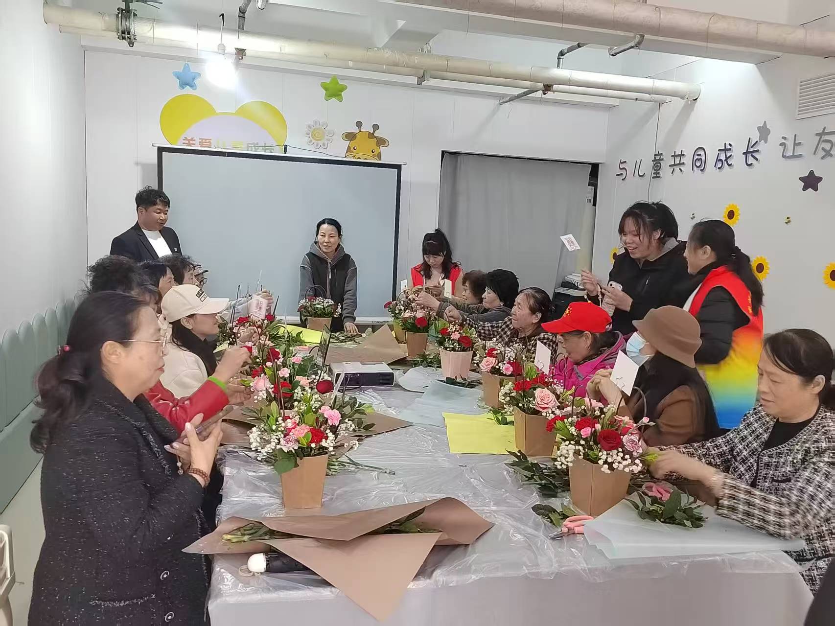 黑龙江省牡丹江市绥芬河市绥芬河镇光华社区关工委开展“花香四溢 党情暖母心”母亲节主题插花活动