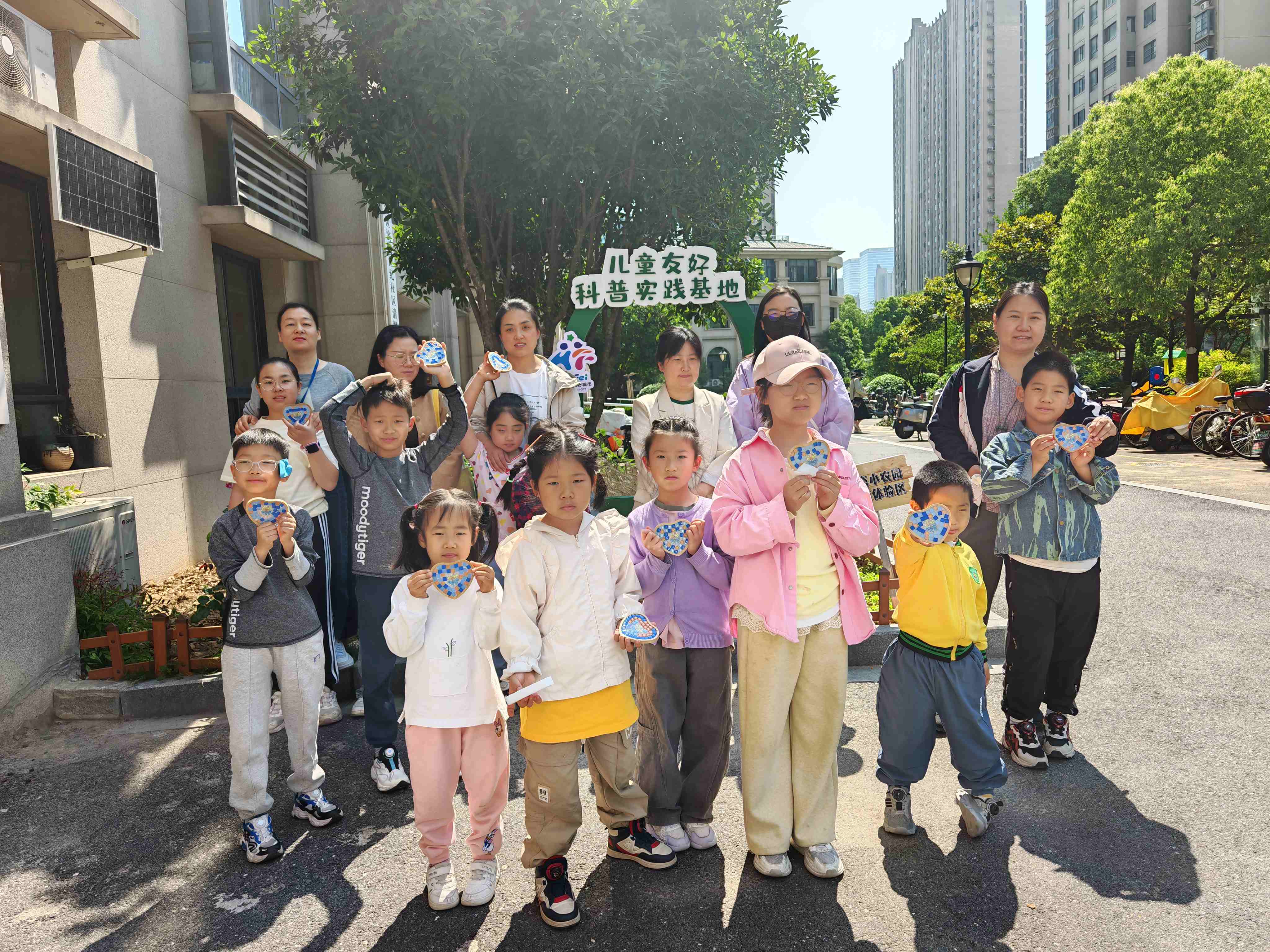 安徽省合肥市包河区滨湖世纪社区清枫居委会关工委开展“感恩母爱 情润童心”亲子主题活动