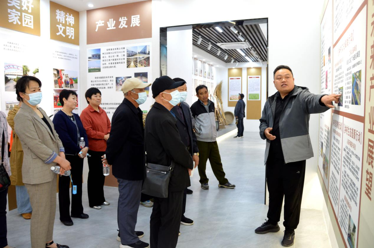 安徽省阜阳市颍州区王店镇关工委组织“五老”参观走访话发展