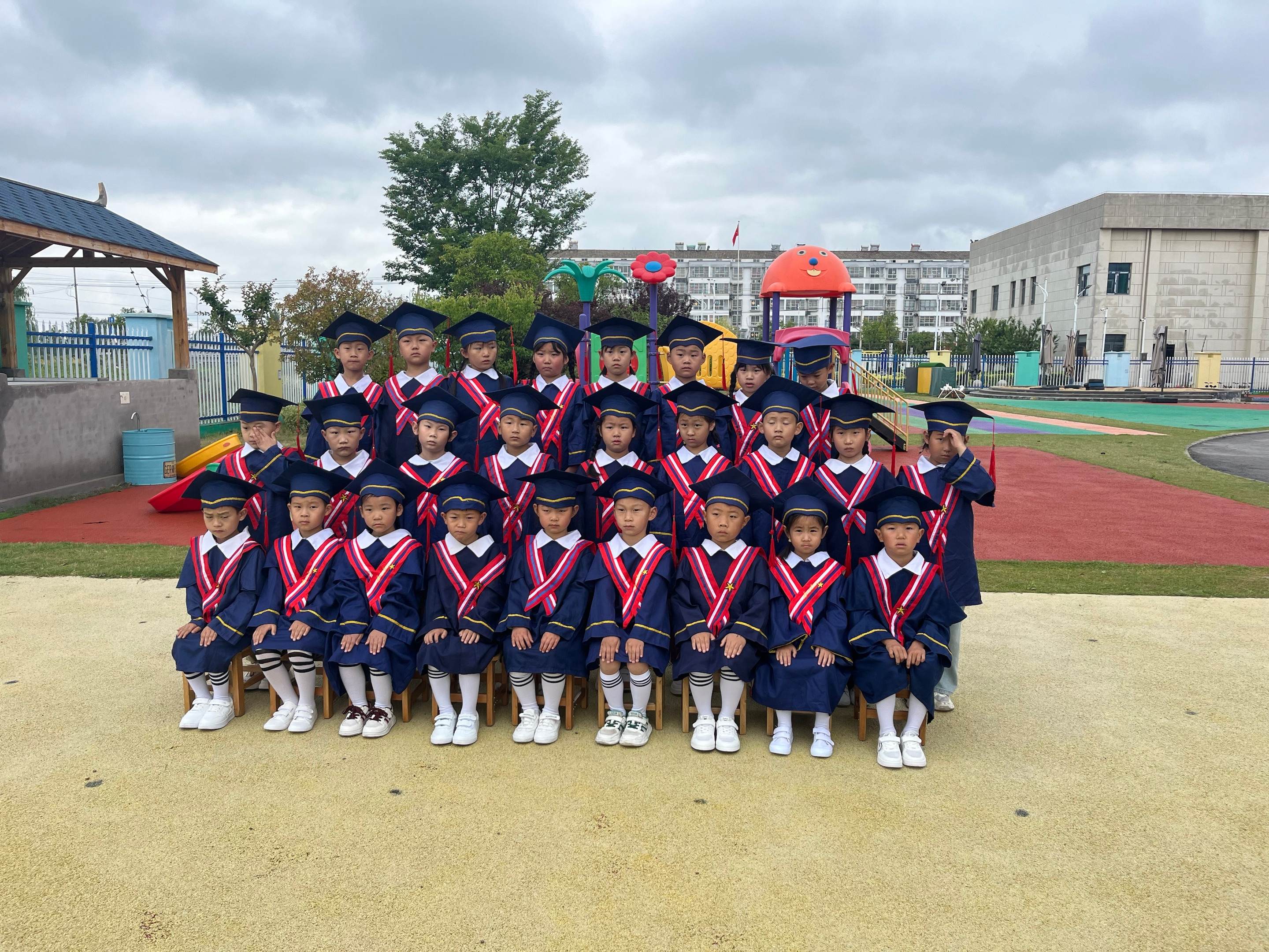 徐州经开区吴集村关工委联合幼儿园举办毕业照拍摄活动