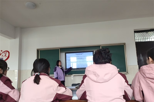 江苏省徐州市铜山区汉王镇刘庄幼儿园关工委组织教师学习《幼儿园保育教育质量评估指南》