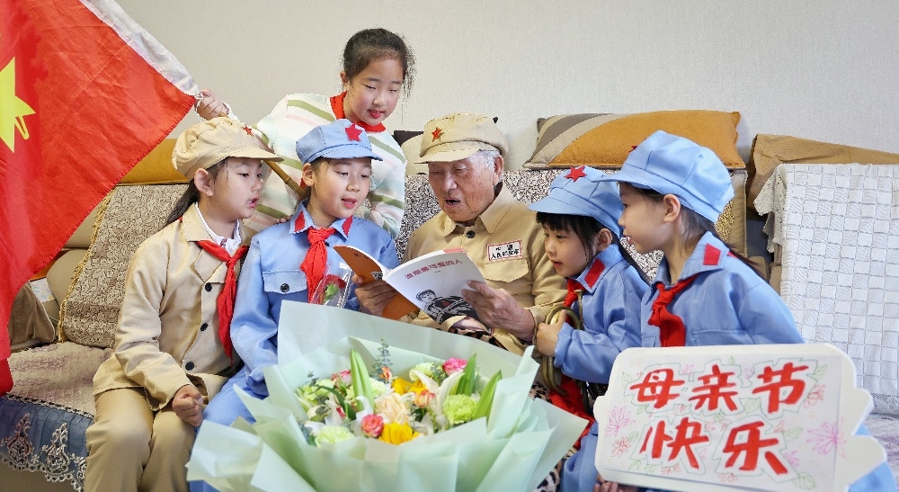 黑龙江省牡丹江市东安区墨林艺术学校关工委举行“致敬母亲节——寻访最可爱的人”主题慰问活动