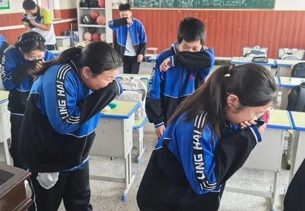 辽宁省锦州市凌海市温滴楼镇初级中学关工委开展防震防火逃生演练活动