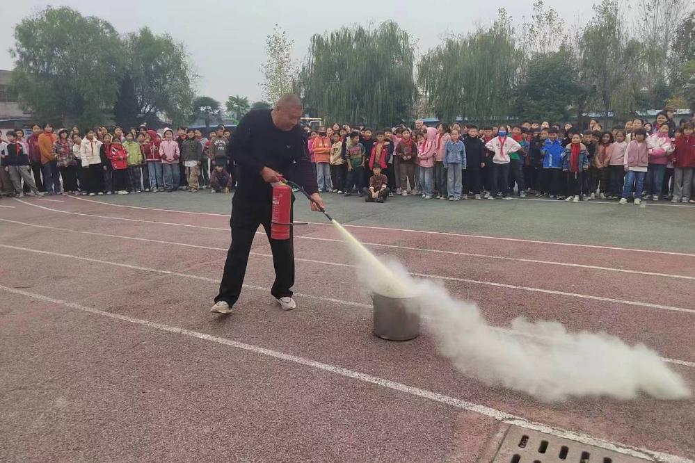 安徽省阜阳市阜南县于集乡北京律师希望小学关工委开展“消防演练”主题教育活动