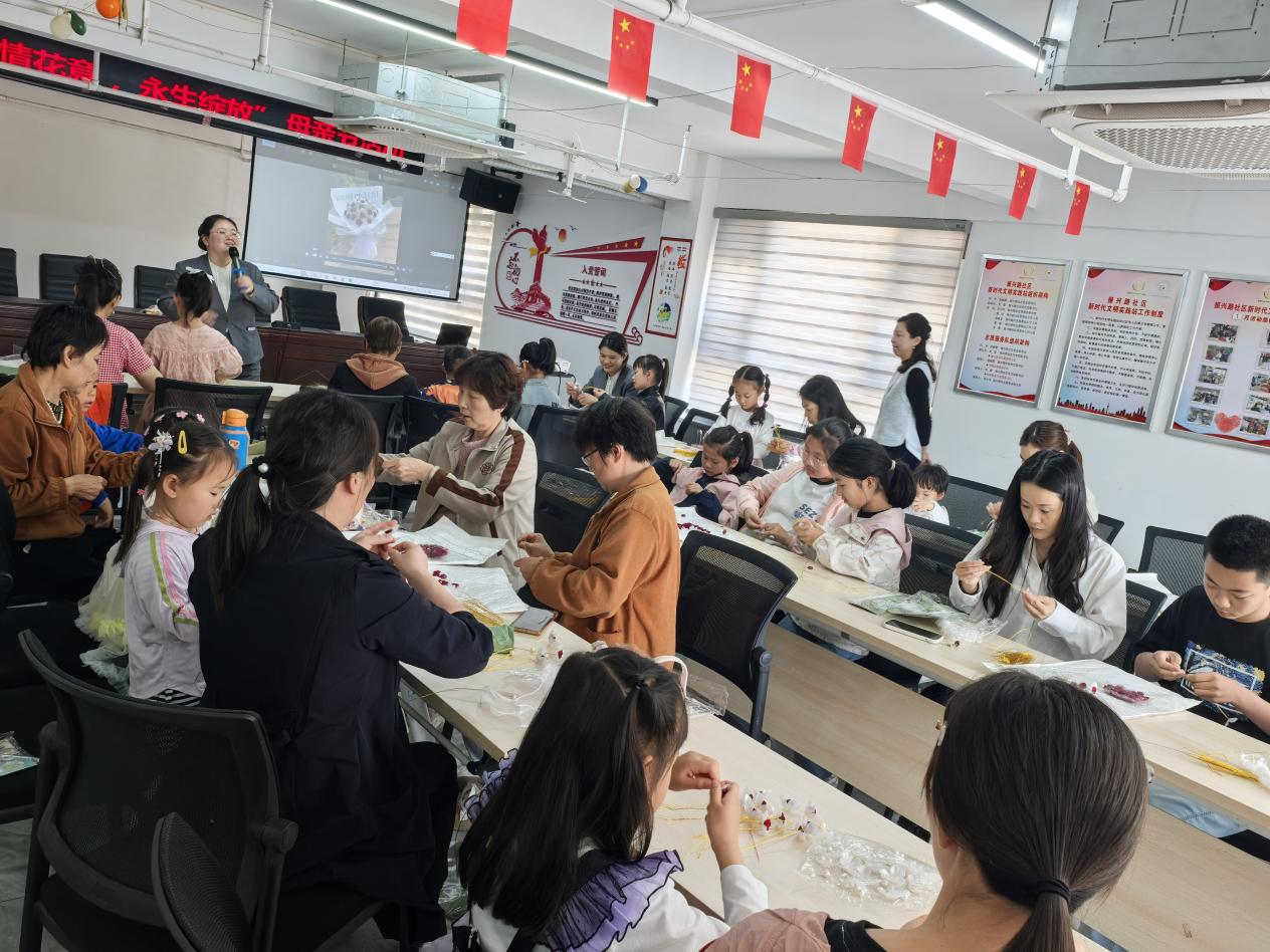 江苏省丹阳市云阳街道振兴路社区关工委开展“巧手制作传递爱 亲情互动母亲节”主题亲子DIY活动