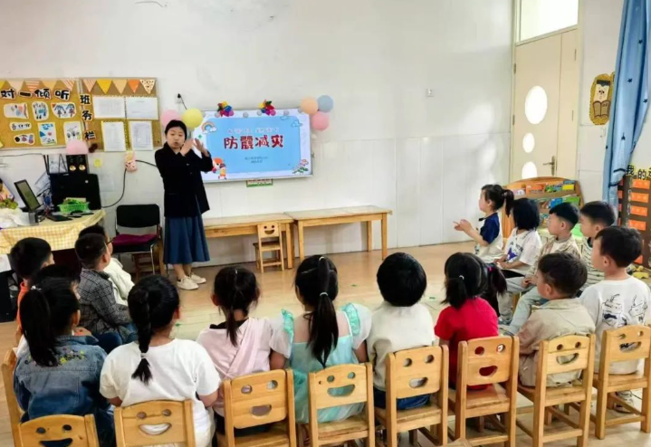 徐州经开区徐庄镇薛湖村关工委组织开展防震知识学习和演练活动
