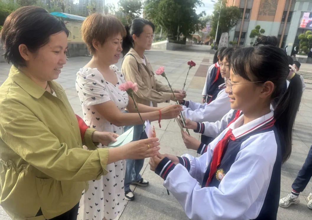 以爱之名，致敬母亲——西昌宁远学校开展母亲节感恩教育活动