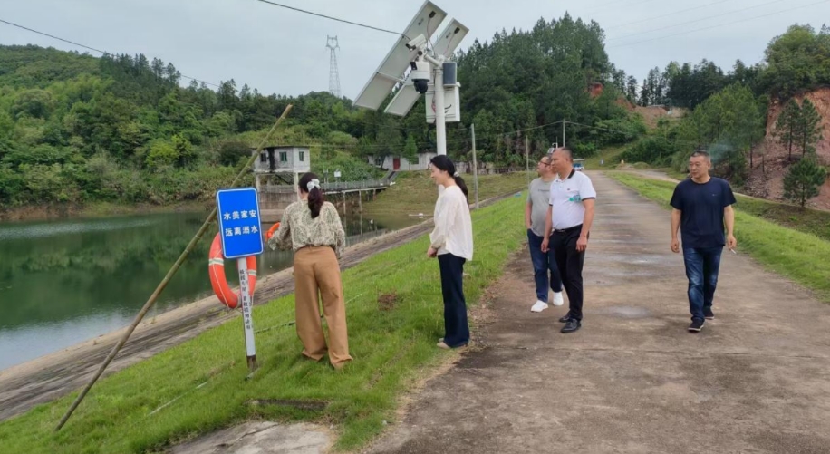 江西抚州崇仁县许坊乡开展防溺水互查互评，筑牢青少年安全防护网