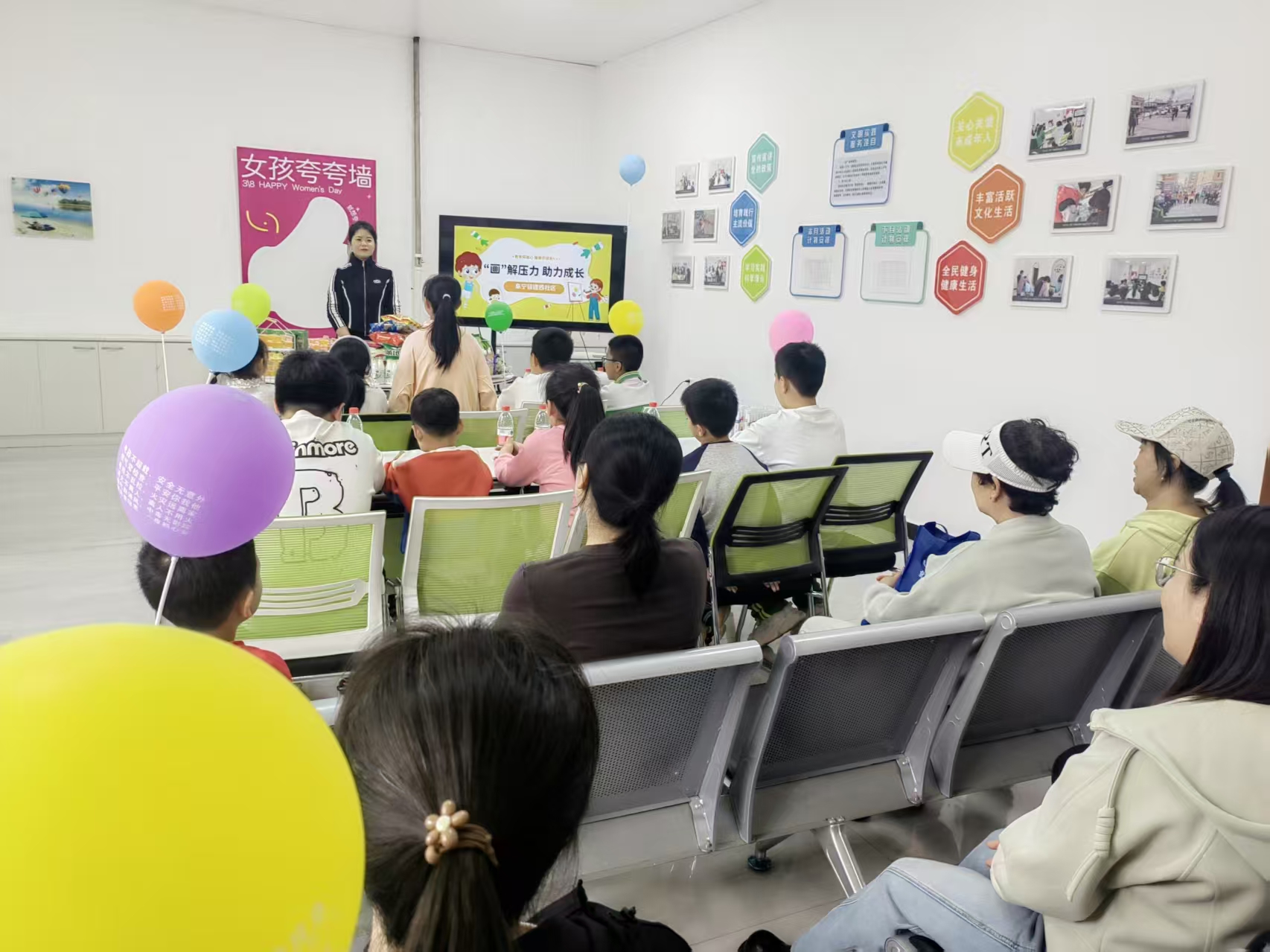 黑龙江省牡丹江市绥芬河市阜宁镇建西社区关工委开展“‘画’解压力 助力成长”青少年解压活动
