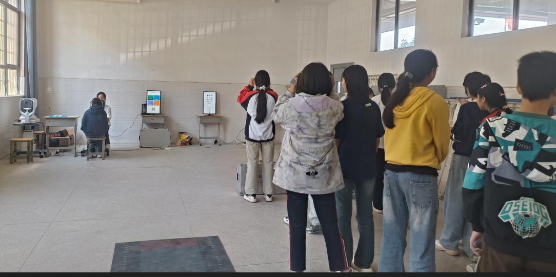 江西抚州崇仁县白陂中学关工委开展学生视力检测活动