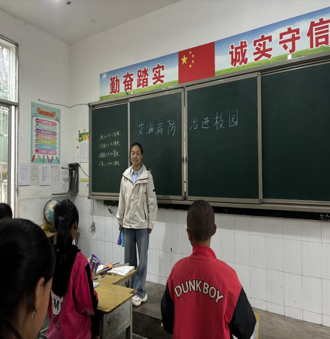 四川省凉山州甘洛县团结乡关工委开展“爱心妈妈”关爱困境儿童活动