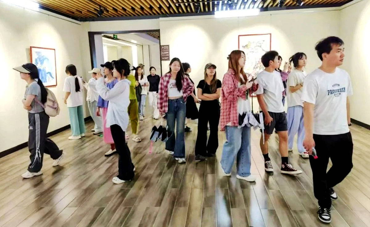 无锡市工艺职业技术学院师生走进钱松嵒艺术馆，体验传统与创新的艺术之旅