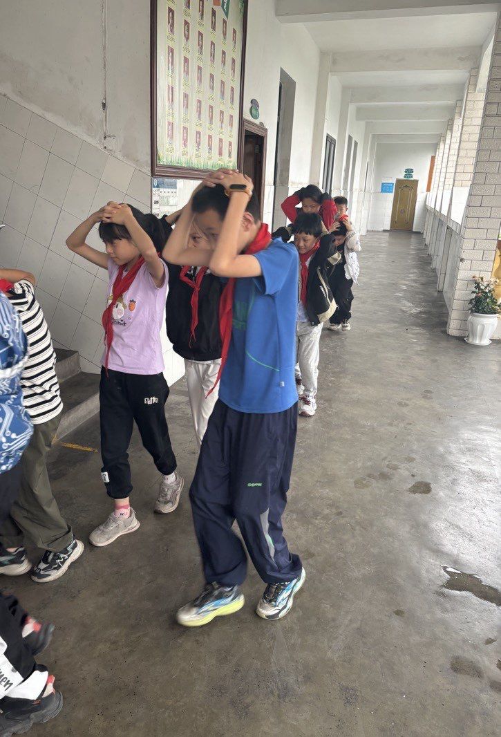 泸州市江阳区丹林小学组织学生开展地震疏散演练活动