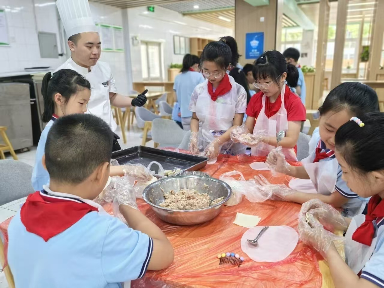 四川省成都市泉水路小学校关工委开展工匠精神进校园活动