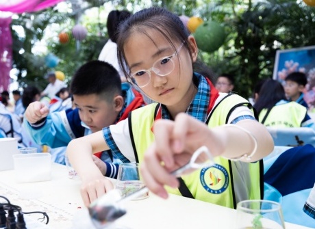辽宁省锦州市凌海市育才学校关工委举行“体验五彩研学 探秘成长密码”研学实践营开营