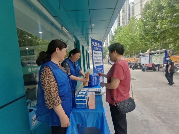 安徽省合肥市包河区烟墩街道欣园社区关工委组织“五老人员”开展蓝马甲进社区生态驻点主题宣传活动
