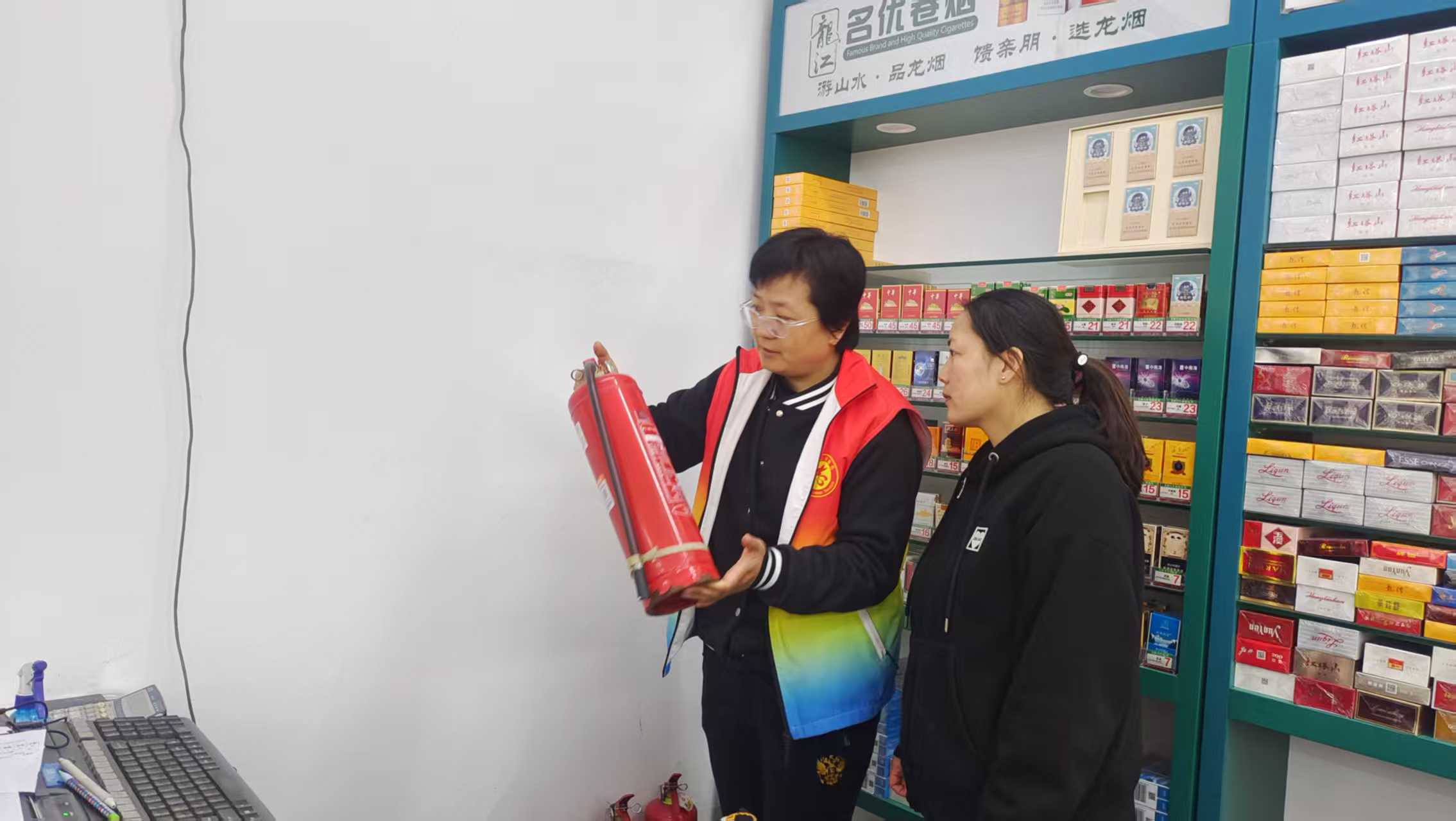 黑龙江省牡丹江市绥芬河市绥芬河镇永安社区关工委开展“消防安全宣传 筑牢商户安全‘防火墙’”主题消防安全宣传活动