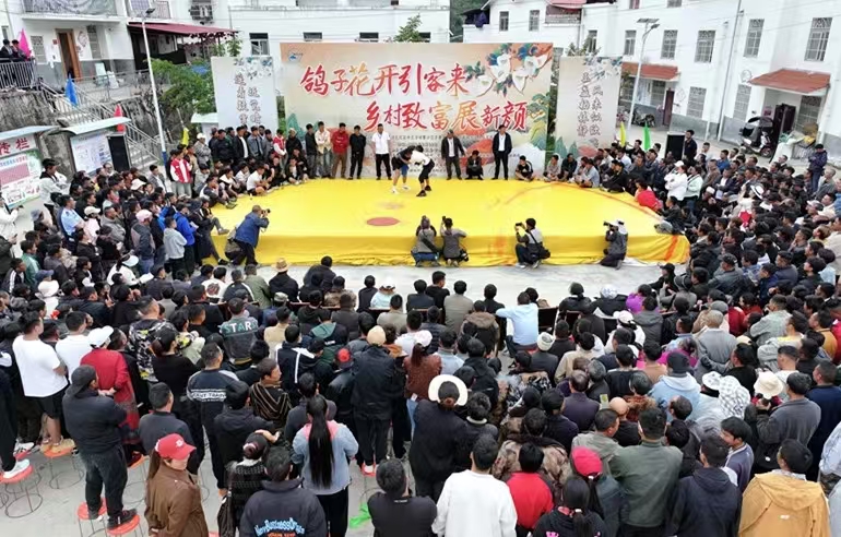 四川省凉山州甘洛县关工委联合禁毒办在鸽子花赏花节开展禁毒宣传活动