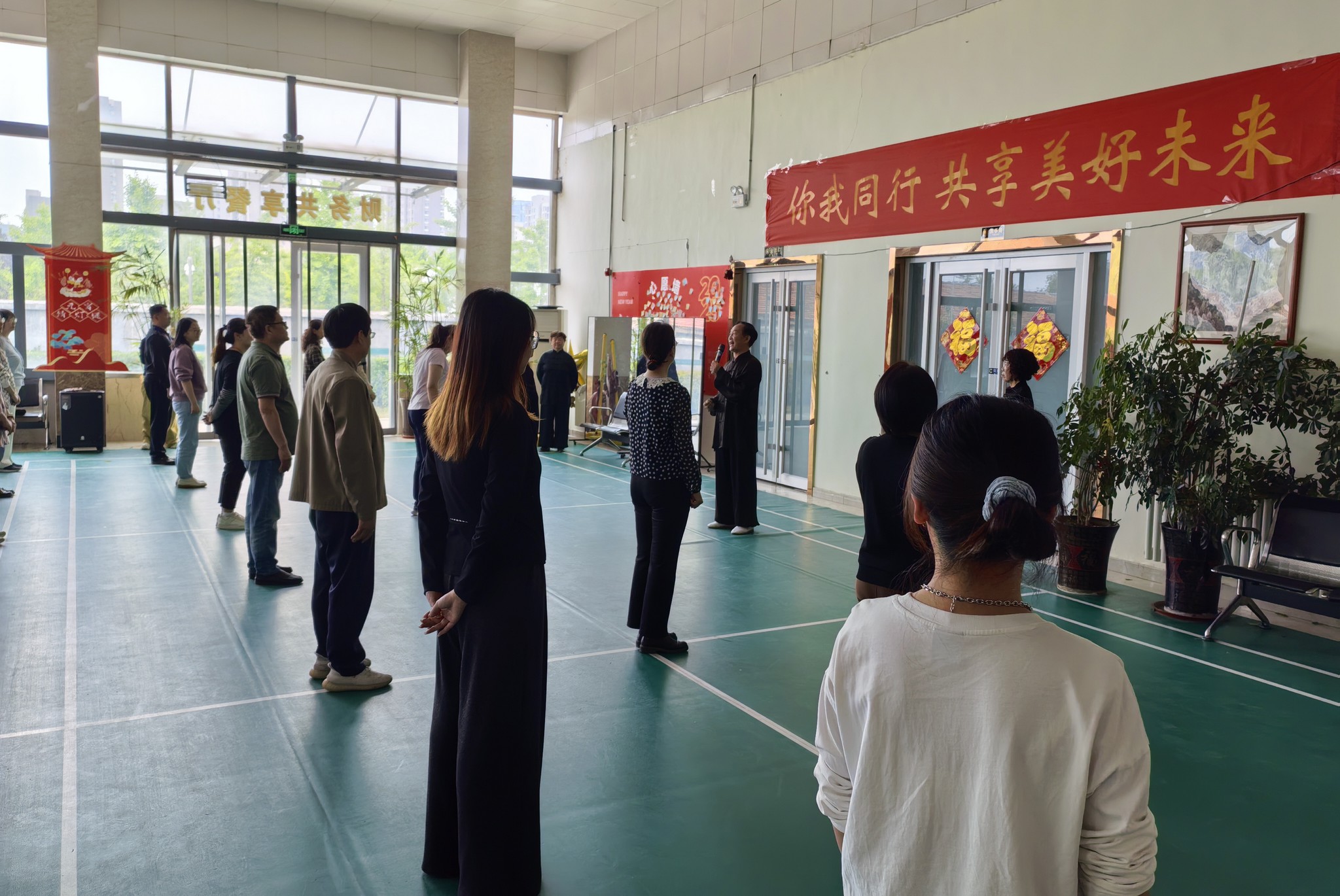 齐鲁石化关工委帮助共享公司举办太极拳健身培训