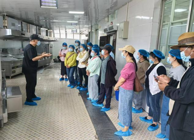 四川省凉山州木里县城关小学关工委开展“校园餐”民主监督评餐活动