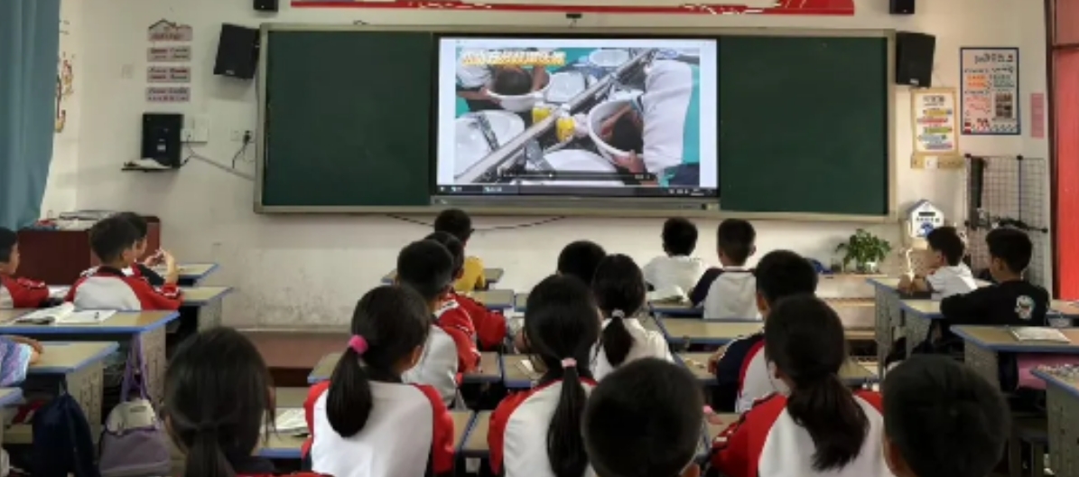 江西抚州崇仁县第一小学开展“发丝间的劳动课”挑战赛，培养学生生活技能与劳动意识