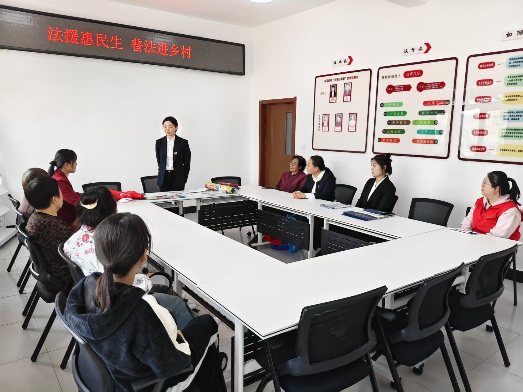 黑龙江省牡丹江市绥芬河市阜宁镇谷盈社区关工委开展“普法宣传‘零距离’公共法律服务大篷车开进村屯”沉浸式普法宣传活动