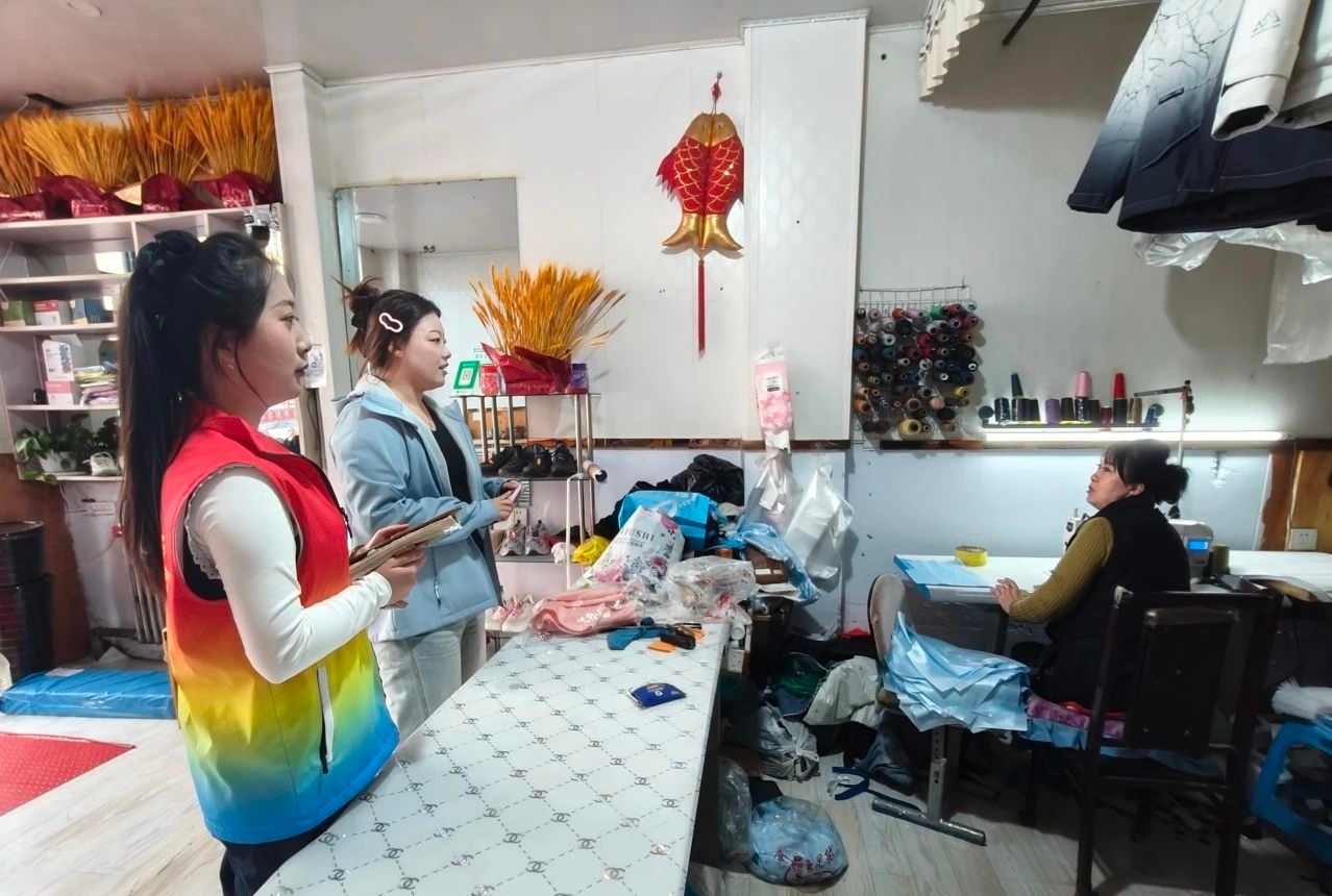 黑龙江省牡丹江市绥芬河市绥芬河镇光华社区关工委开展“提升服务强效能 宣传诚信进大厅”主题活动