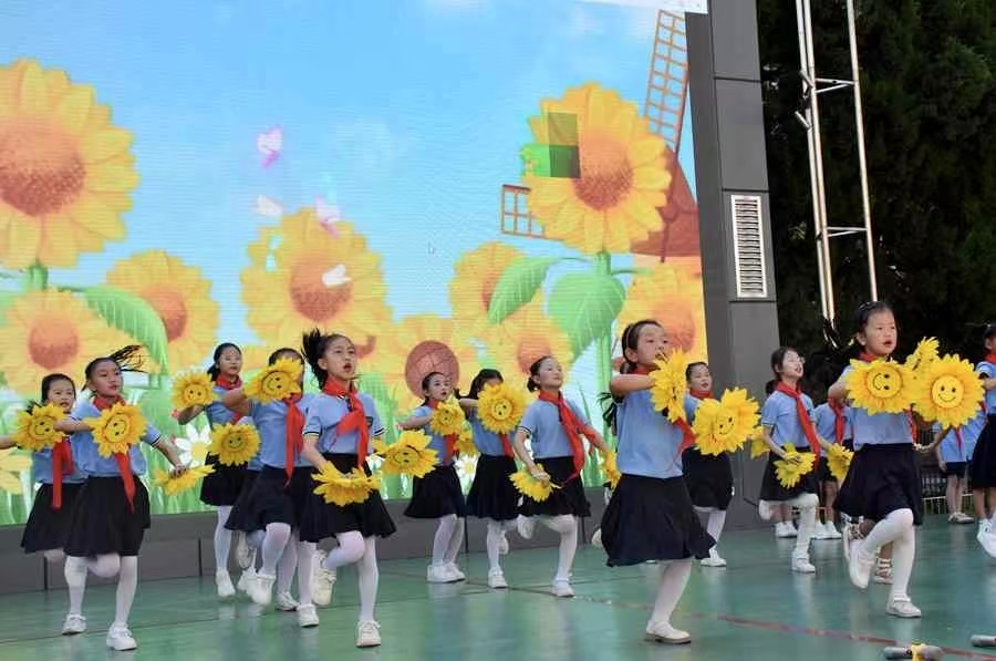 四川省凉山州甘洛县城关小学开展“关爱自己，从心出发”心理健康主题升旗仪式