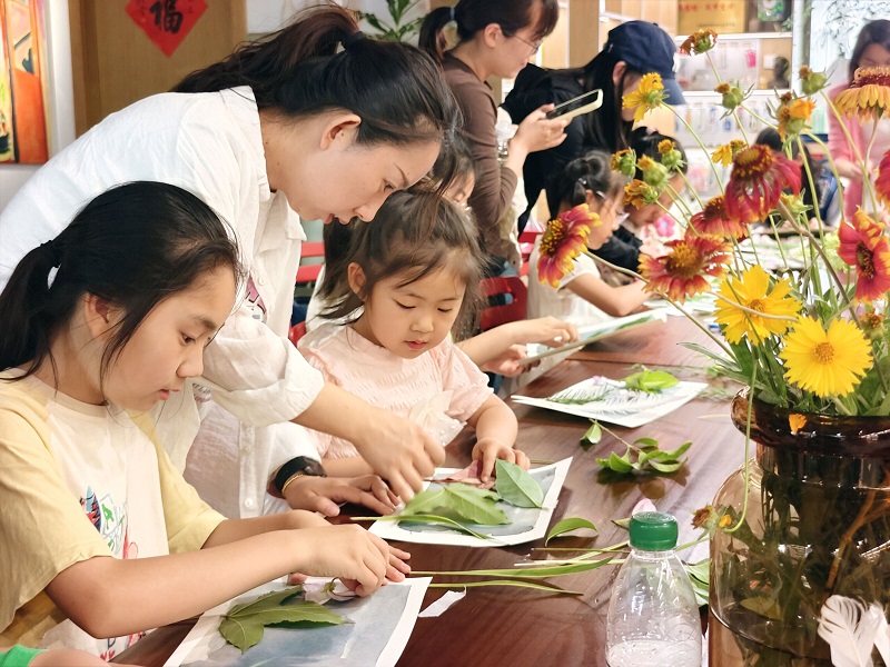 指尖染靛蓝 光影绘温情 ——江苏省无锡市惠山区堰桥街道林陆巷社区关工委“蓝晒”体验活动