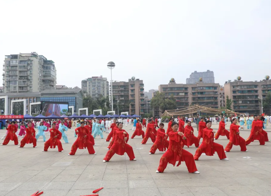 2025年全国老年人太极拳大联动（贵州主会场）暨“银龄筑梦·携子同行”贵阳市老年人太极拳展演活动在乌当举行