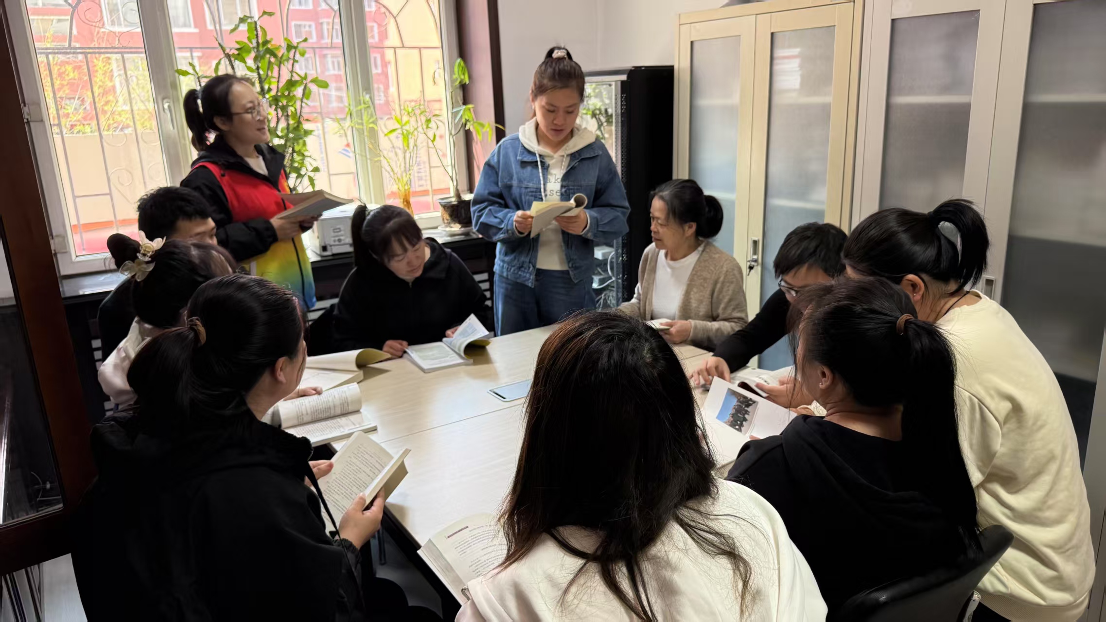 黑龙江省牡丹江市绥芬河市绥芬河镇山城社区关工委开展“书香沁润邻里 阅读点亮社区”主题全民阅读活动