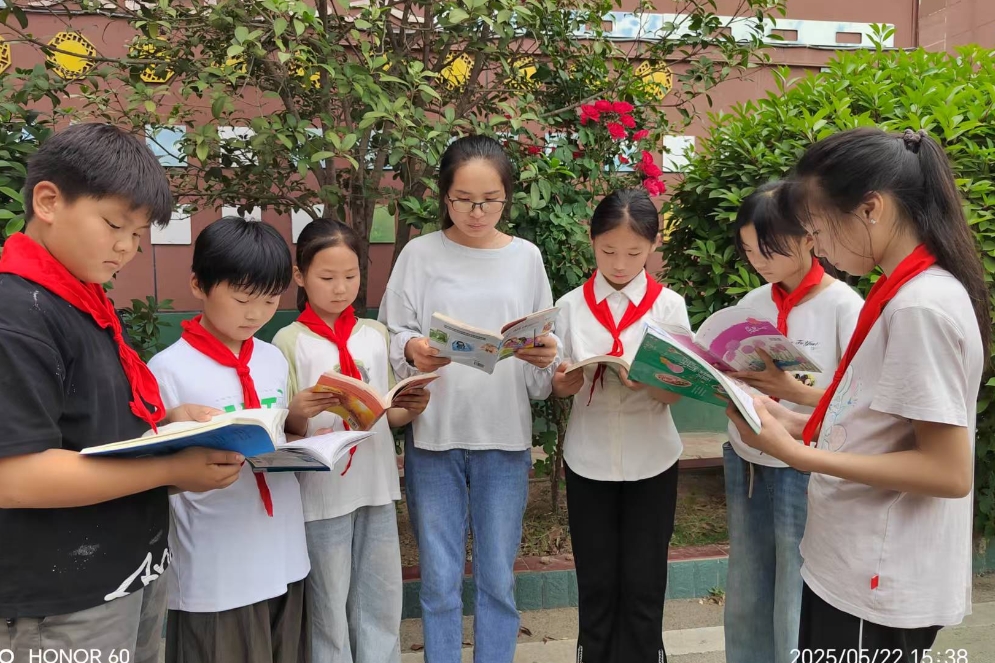 安徽省阜阳市阜南县于集乡希望小学关工委开展“书香迎六一，阅读伴成长”主题读书活动