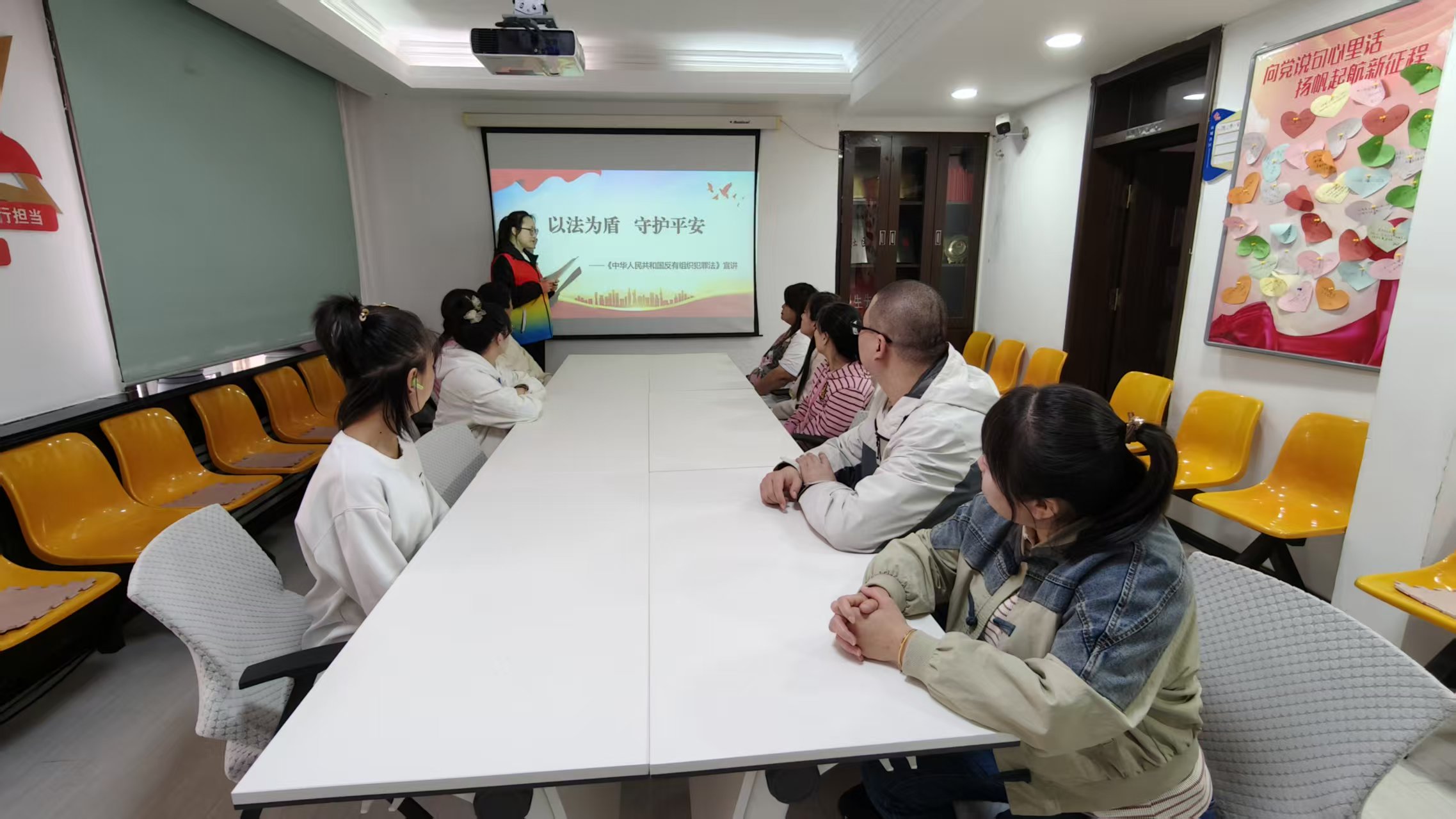 黑龙江省牡丹江市绥芬河市绥芬河镇山城社区关工委开展“以法为盾 守护平安”主题普法学习活动