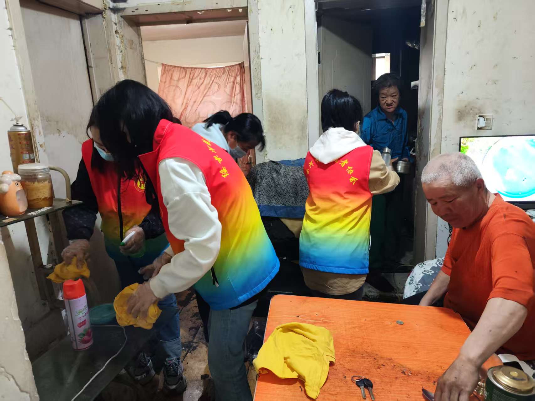 黑龙江省牡丹江市绥芬河市绥芬河镇铁西社区关工委开展“关爱残疾家庭 共筑洁净家园”志愿服务活动